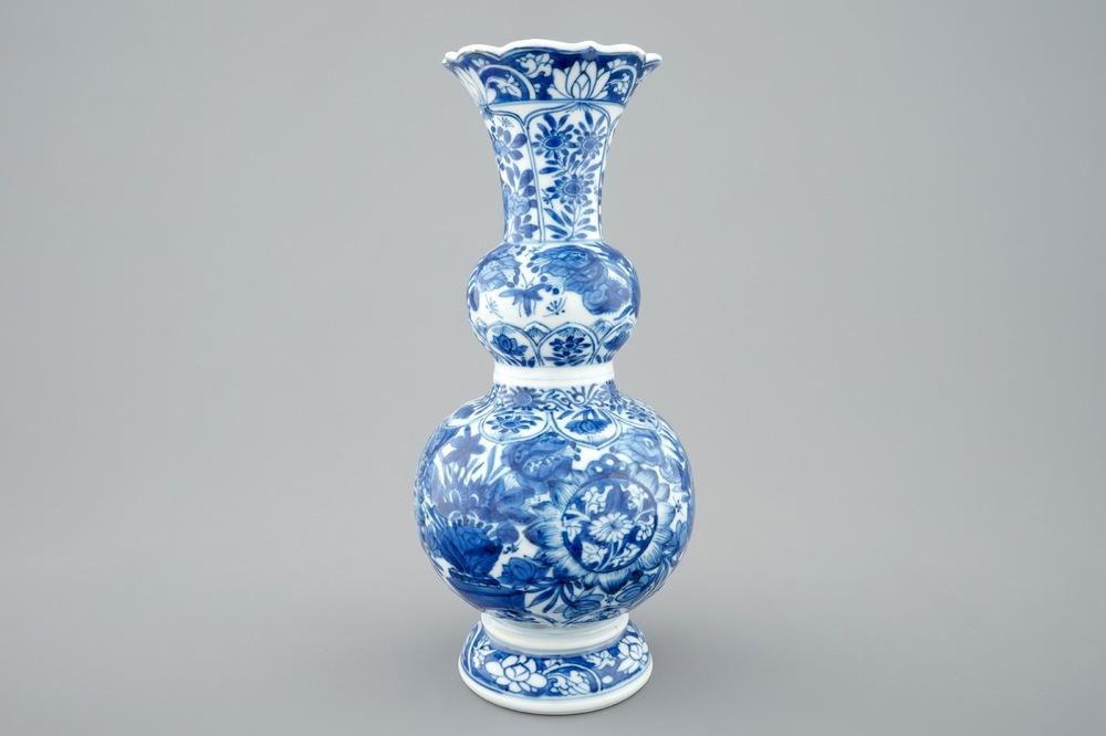 Un vase de forme double gourde en porcelaine de Chine bleu et blanc aux papillons, Kangxi